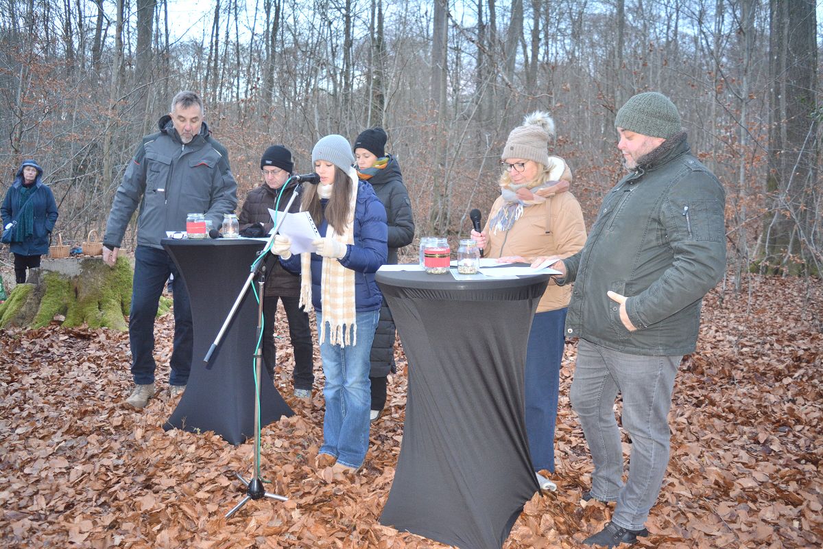 Wundersch�ne Waldweihnacht der ev. Andreasgemeinde R�ckeroth in Herschbach