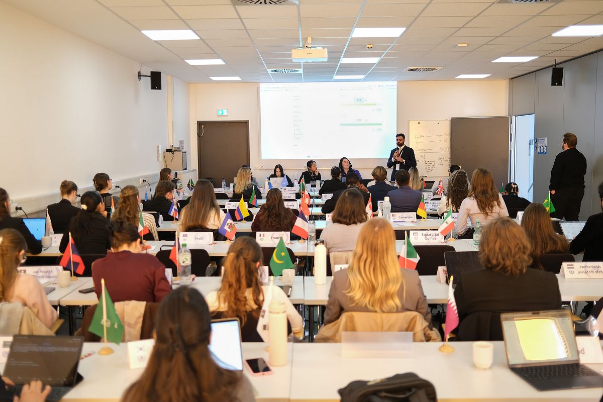 Studierende und Sch�ler aus 29 L�ndern simulierten an der Uni Siegen Weltpolitik. (Foto: Universit�t Siegen)