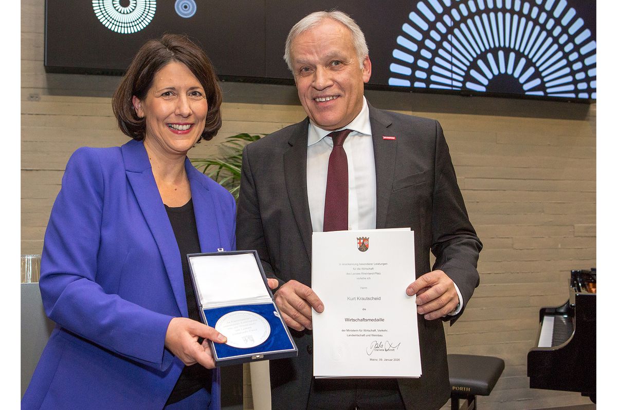 Beim Neujahrsempfang der Handwerkskammer Koblenz ist der Pr�sident der Handwerkskammer Koblenz Kurt Krautscheid (rechts) von Wirtschaftsministerin Daniela Schmitt mit der Wirtschaftsmedaille des Landes Rheinland-Pfalz ausgezeichnet worden. (Foto: Klaus Herzmann)