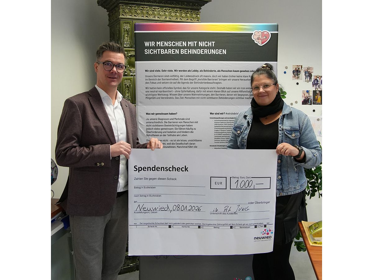 B�rgermeister Peter Jung und Citymanagerin Michaela Ullrich freuen sich, mit dem Erl�s aus dem Verleih der Wanderausstellung, Vereine aus der Region zu unterst�tzen, die sich f�r Menschen mit nicht sichtbaren Behinderungen einsetzen. (Fotoquelle: Felix Banaski)