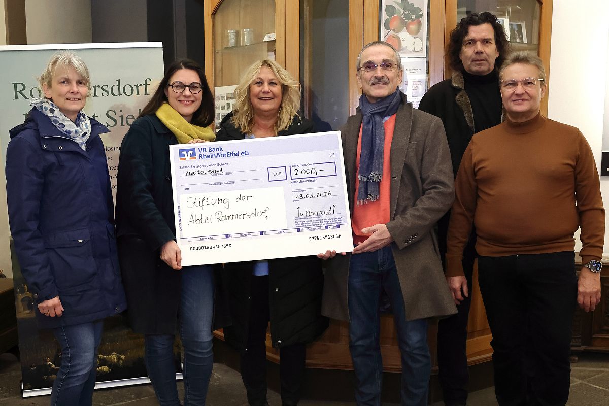 Mitglieder des Theaterensembles und des Vorstandes der Abtei Rommersdorf-Stiftung. (v.l.n.r.: Annette Brog, Dr. Ute Hartmann, Birgit Kornek-Pfleger (INFLAGRANTI), Dr. Hermann-Josef Richard (Vorsitzender der AR-Stiftung), Dr. Reinhard Lahr (Gesch�ftsf�hrer AR-Stiftung) und Ulrich Theis (stell. Vorsitzender der AR-Stiftung) (Foto: Wolfgang Hartmann)
