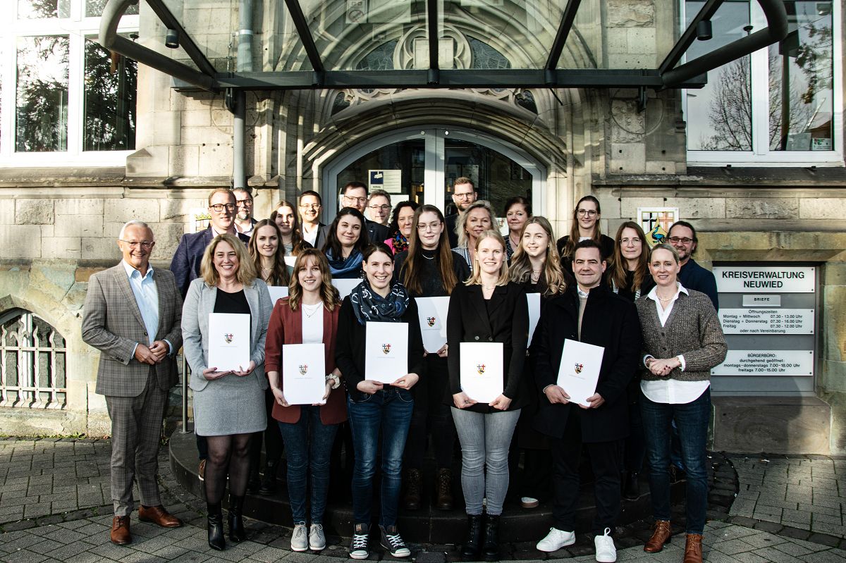 Anerkennung f�r Einsatz und Verl�sslichkeit: Landrat Achim Hallerbach ehrte bef�rderte Mitarbeiterinnen und Mitarbeiter (Foto: Julia Hinz/Kreisverwaltung Neuwied)