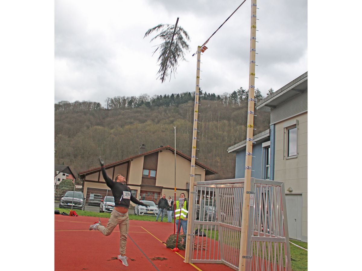 Vorjahressieger und Rekordhalter Toni Kolbe beim seinem Hochwurf �ber 6 m (Foto: VfL Waldbreitbach/Josef Ho�)