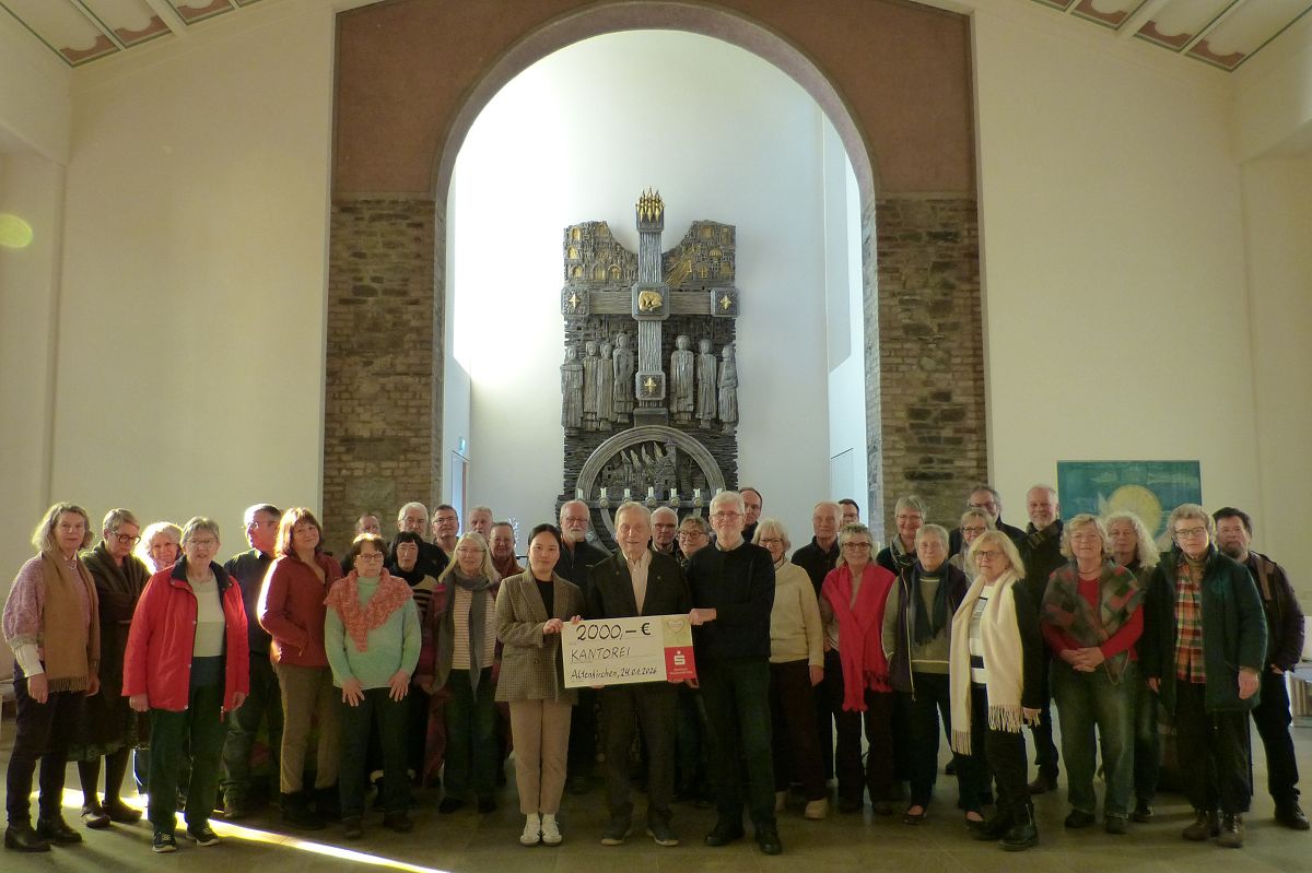 Im Altarraum der lichtdurchfluteten Evangelischen Christuskirche �berreicht Dr. Alfred Beth eine besondere Finanzf�rderung an Kantorin Hyejoung Choi, die mit der fast 40-stimmigen Kantorei zielstrebig die Johannespassion von J.S. Bach f�r den 15. M�rz einstudiert. (Foto: Christine Fuhrmann)