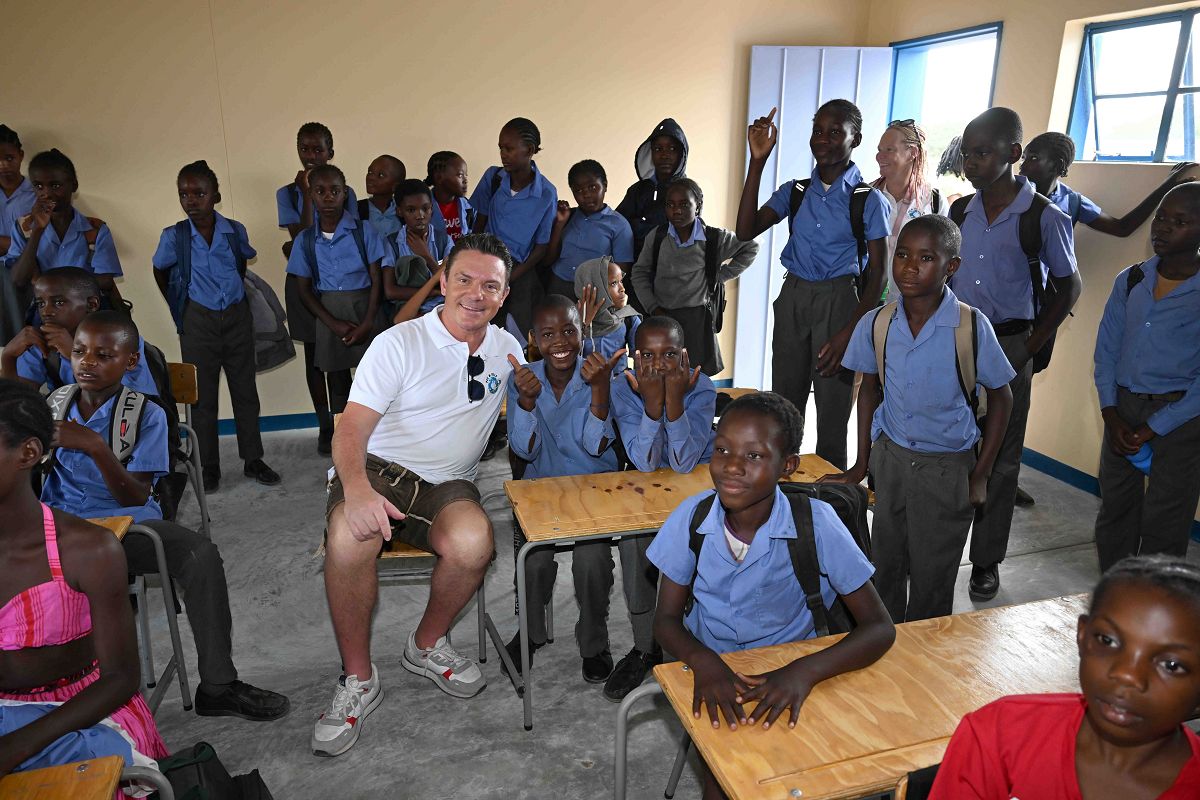 Stefan Mross mit Sch�lern im Klassenzimmer. (Foto: ABR-Pictures/W. Breiteneicher)