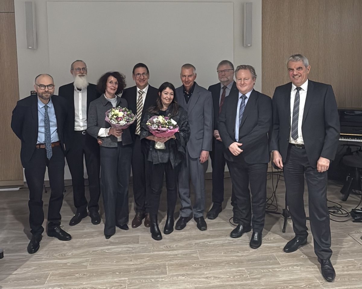 Feierliche Chefarzteinf�hrung im Kreise von Wegbegleitern, Familie und Kollegen (v.l.n.r.): Prof. Dr. Thomas Neuhaus (�rztlicher Direktor), Dr. Sven Antweiler (Chefarzt Notaufnahme), Prof. Dr. Dr. Oliver Jung (Chefarzt Nephrologie) mit Ehefrau, Dr. Kay Becker (Chefarzt Radiologie) mit Ehefrau, Dr. Thomas He� (ehemaliger Chefarzt Radiologie), Stephan Felix (Verwaltungsratsvorsitzender) und Guido Wernert (Gesch�ftsf�hrer). (Foto: Lea Hirt)