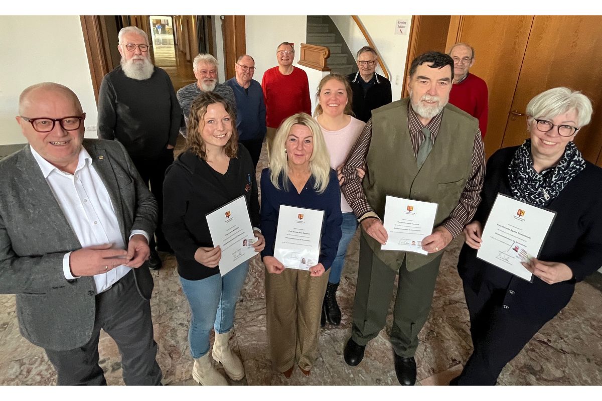 Landrat Dr. Peter Enders (l.) freute sich, dass der Kreis der Senioren-Sicherheitsberater noch einmal erweitert wurde; erste Reihe v.l.: Lena Mertgen, Kirsten �zdemir, die Ehrenamtsbeauftragte Agnes Br�ck, Gerhard Henrich und Claudia Rosenbauer. (Foto: Kreisverwaltung / Thorsten Stahl)