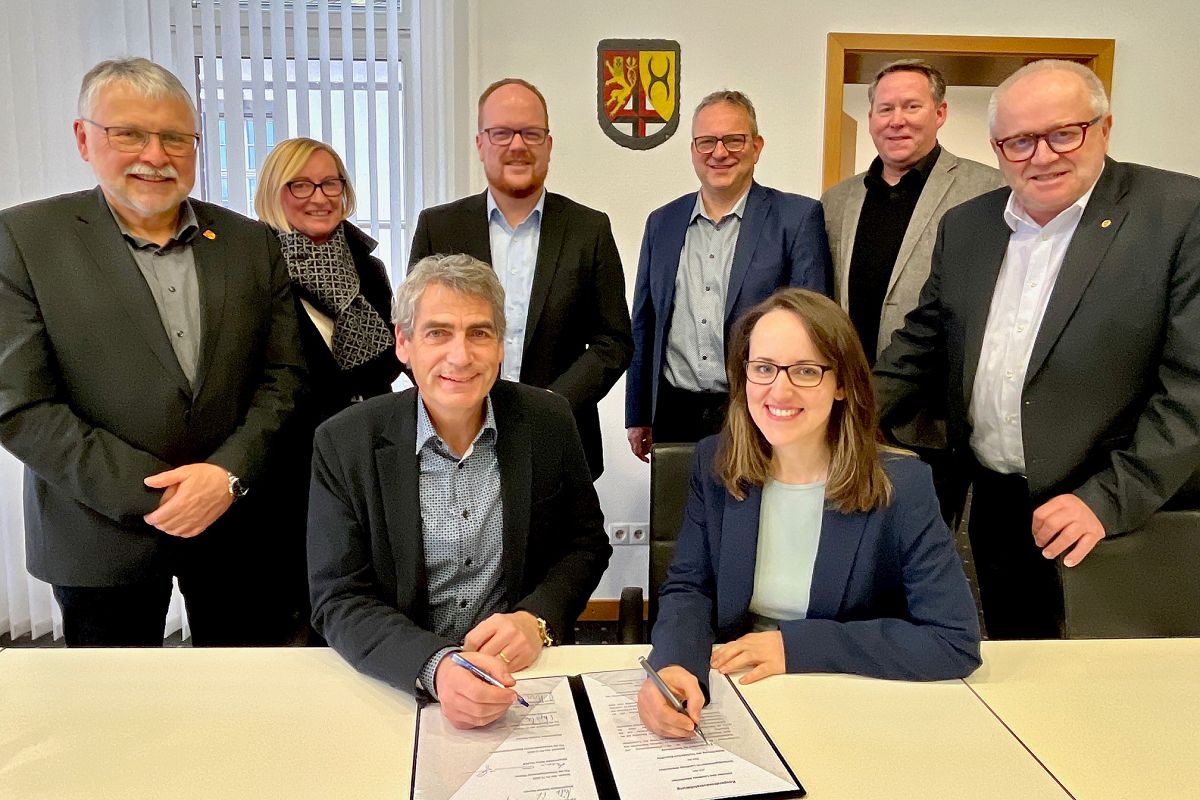 Die Vertreter aller Verbandsgemeinden unterschrieben jetzt den Vertrag zur Fortf�hrung des touristischen Backoffice in der Kreisverwaltung; vorne: B�rgermeister Dietmar Henrich (Hamm/Sieg) und Susanna Mokro� (Westerwald-Sieg Tourismus), hinten v.l.: B�rgermeister Helmut St�hn (Daaden), Beigeordnete Petra Eul-Orthen (Altenkirchen-Flammersfeld), die B�rgermeister Andreas Hundhausen (Kirchen), Berno Neuhoff (Wissen) und Joachim Brenner (Betzdorf-Gebhardshain) mit Landrat Dr. Peter Enders. (Foto: Kreisverwaltung / Thorsten Stahl)