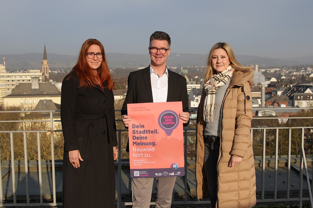 Gemeinsam f�r mehr Beteiligung: B�rgermeister Peter Jung, Sonja Jensen (links) und Eva Falkenburg stellen das neue Projekt �Check dein Viertel� vor und machen Kinder und Jugendliche zu Experten f�r ihre Stadtteile. Sie versprechen: �Wir h�ren zu!� (Foto: Stadt Neuwied / Felix Banaski)