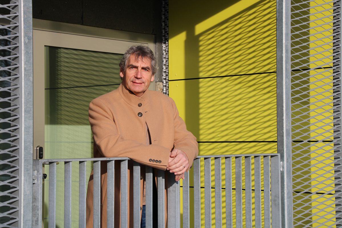 B�rgermeister Dietmar Henrich vor der Multifunktionshalle in Hamm (Sieg): Er freut sich darauf, dass es bald losgehen kann. Unter anderem steht die weitere Sanierung der Halle an. (Jana Richartz | Verbandsgemeinde Hamm (Sieg))