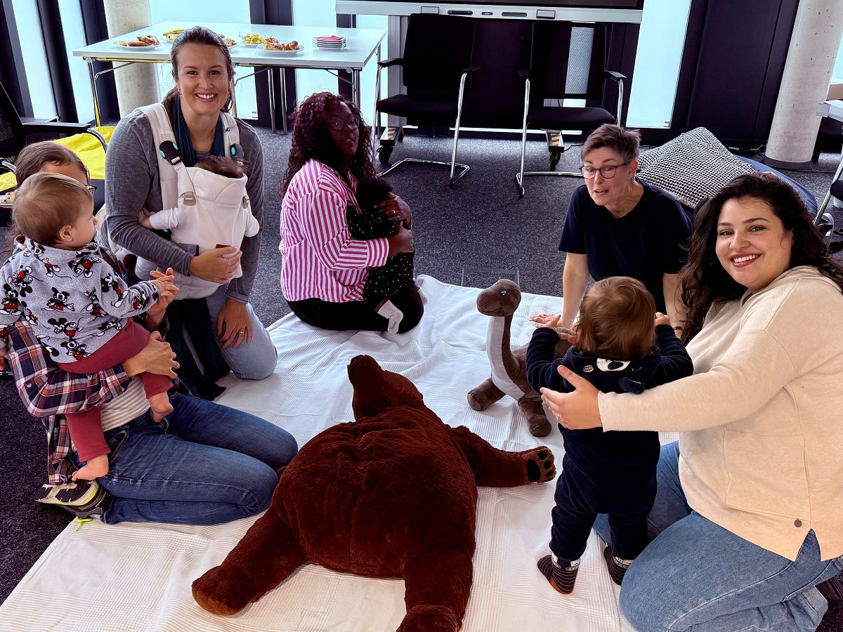 Gemeinsam Zeit verbringen, sich austauschen und voneinander lernen � der M�ttertreff im Caritas-Zentrum Montabaur bietet Schwangeren und jungen M�ttern einen gesch�tzten Raum zum Ankommen und Wohlf�hlen. (Foto: Holger P�ritzsch / Caritasverband WWRL)