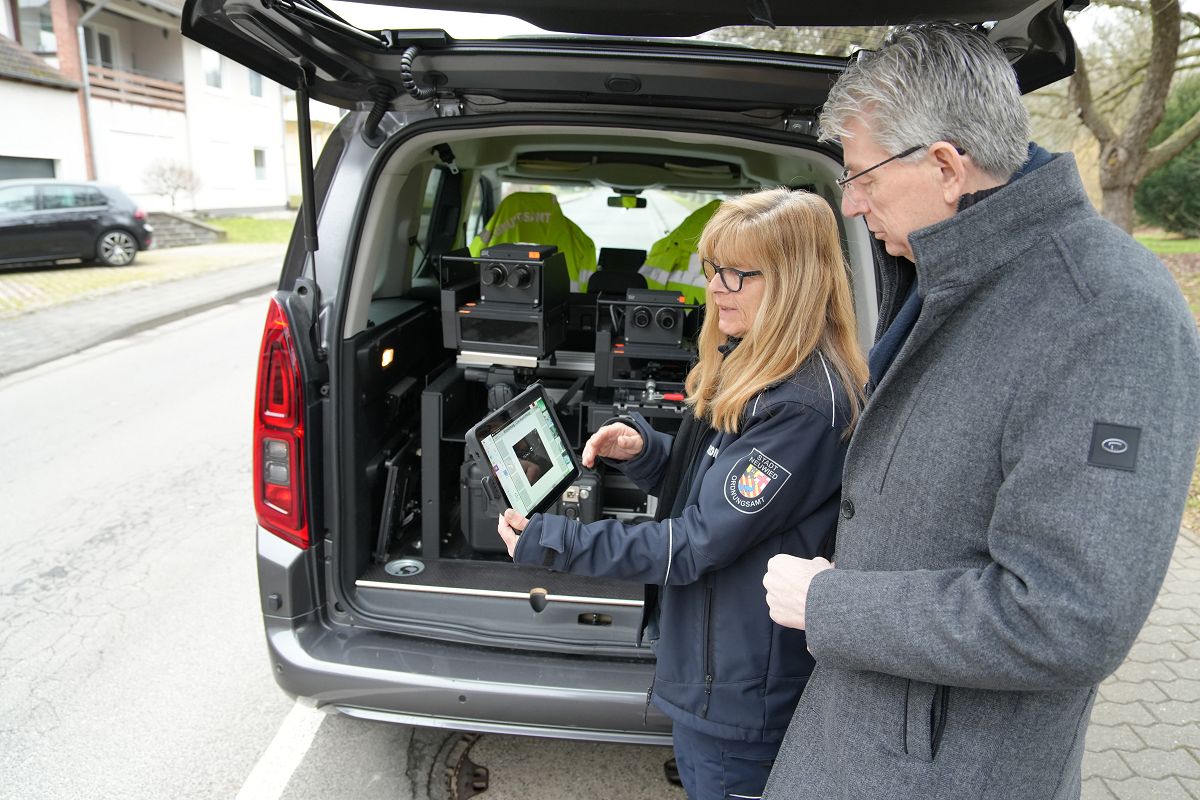 Beigeordneter und Ordnungsdezernent Ralf Seemann und eine Mitarbeiterin des Ordnungsamtes vor der Freien Christlichen Schule in der Nodhausener Stra�e (Stadtteil Segendorf) - eine der "Top10"-Stra�en. (Foto: Felix Banaski / Stadtverwaltung Neuwied)