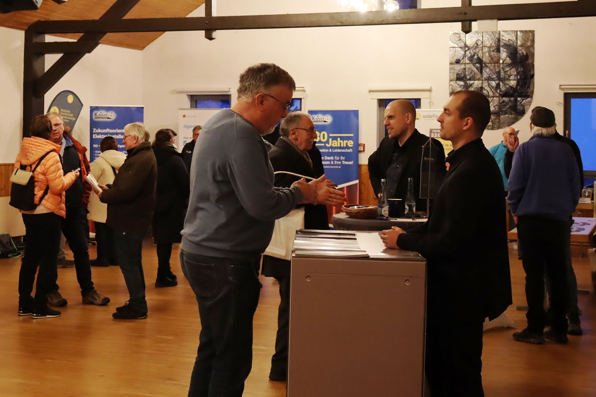 Firmen aus der Region nutzten die Gelegenheit, ihre Angebote zu pr�sentieren und mit den Besuchern ins Gespr�ch zu kommen. (Foto: Julian Herbst / VG Montabaur)