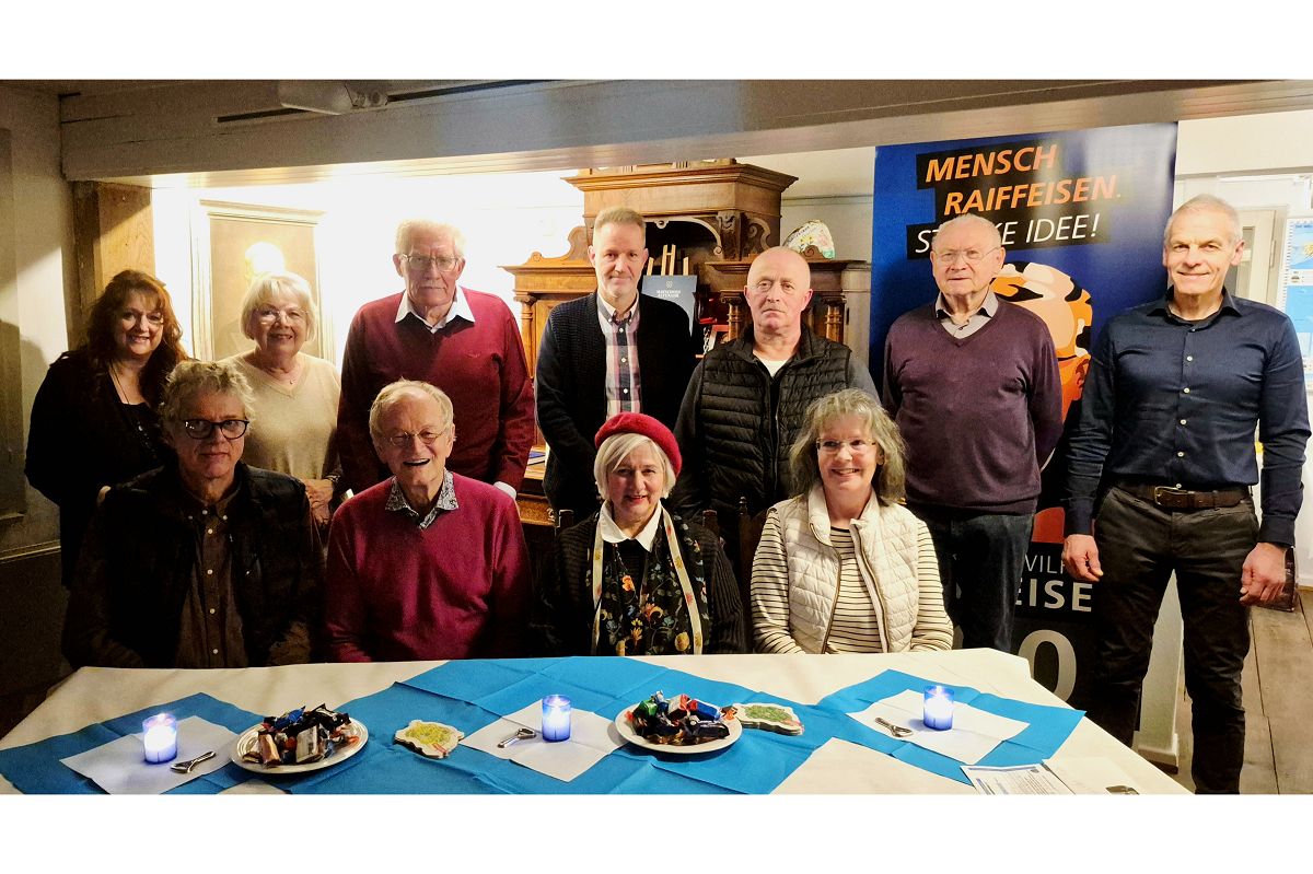B�rgermeister Fred J�ngerich (rechts) mit den ehrenamtlichen Helferinnen und Helfern rund um das Raiffeisenhaus und Verwaltungsmitarbeiterin Martina Beer (rechts). (Foto: Verbandsgemeindeverwaltung Altenkirchen-Flammersfeld / Rebecca Seuser)