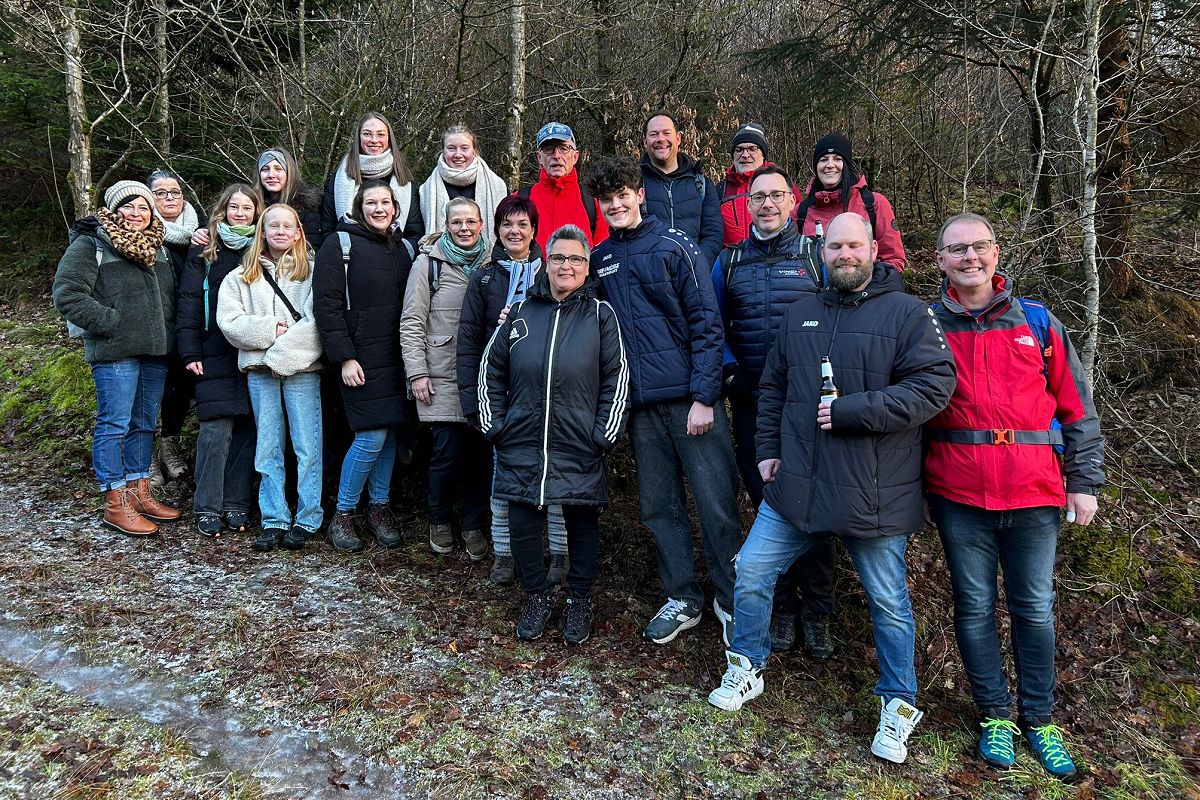 Die Wandergruppe auf dem Hinweg. (Fotoquelle: Horst Reimann)