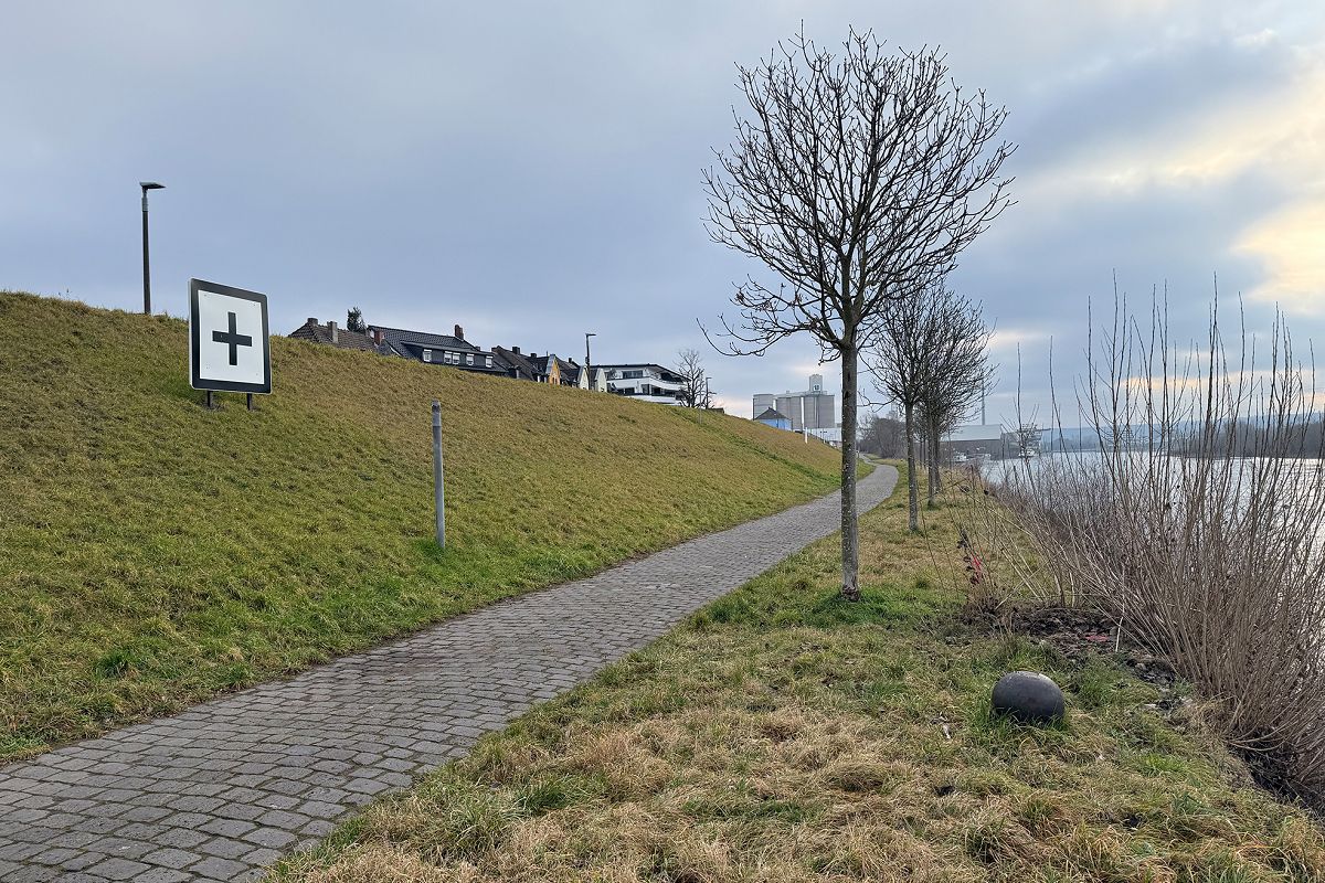 F�r den entstehenden Fu�- und Radweg wird das Natursteinpflaster auf dem Deichuferweg aufgenommen und durch eine ebene Asphaltdecke ersetzt. Zudem entstehen entlang des Weges mehrere attraktive Aufenthaltsfl�chen und mehr Gr�n. (Foto: Melanie Lange)