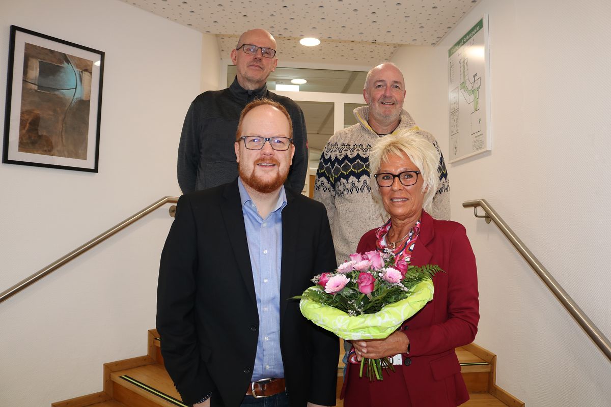 Ulrike Stinner wurde von B�rgermeister Andreas Hundhausen (vorne links), Fachbereichsleiter �B�rgerdienste� Bernd Schmidt (hinten rechts) und Peter Mockenhaupt (Personalrat) in den Ruhestand verabschiedet. (Fotoquelle: Klaus Hinkel)