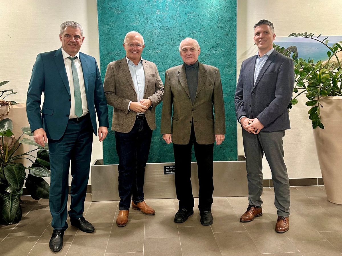 v.l.: Guido Wernert (Sprecher der Gesch�ftsf�hrung), Landrat Achim Hallerbach, Rolf-Peter Leonhardt (Verwaltungsratsvorsitzender) und J�rg Geenen (Gesch�ftsf�hrer) (Foto: Anja Nassen/Evangelisches Krankenhaus Dierdorf/Selters gGmbH)