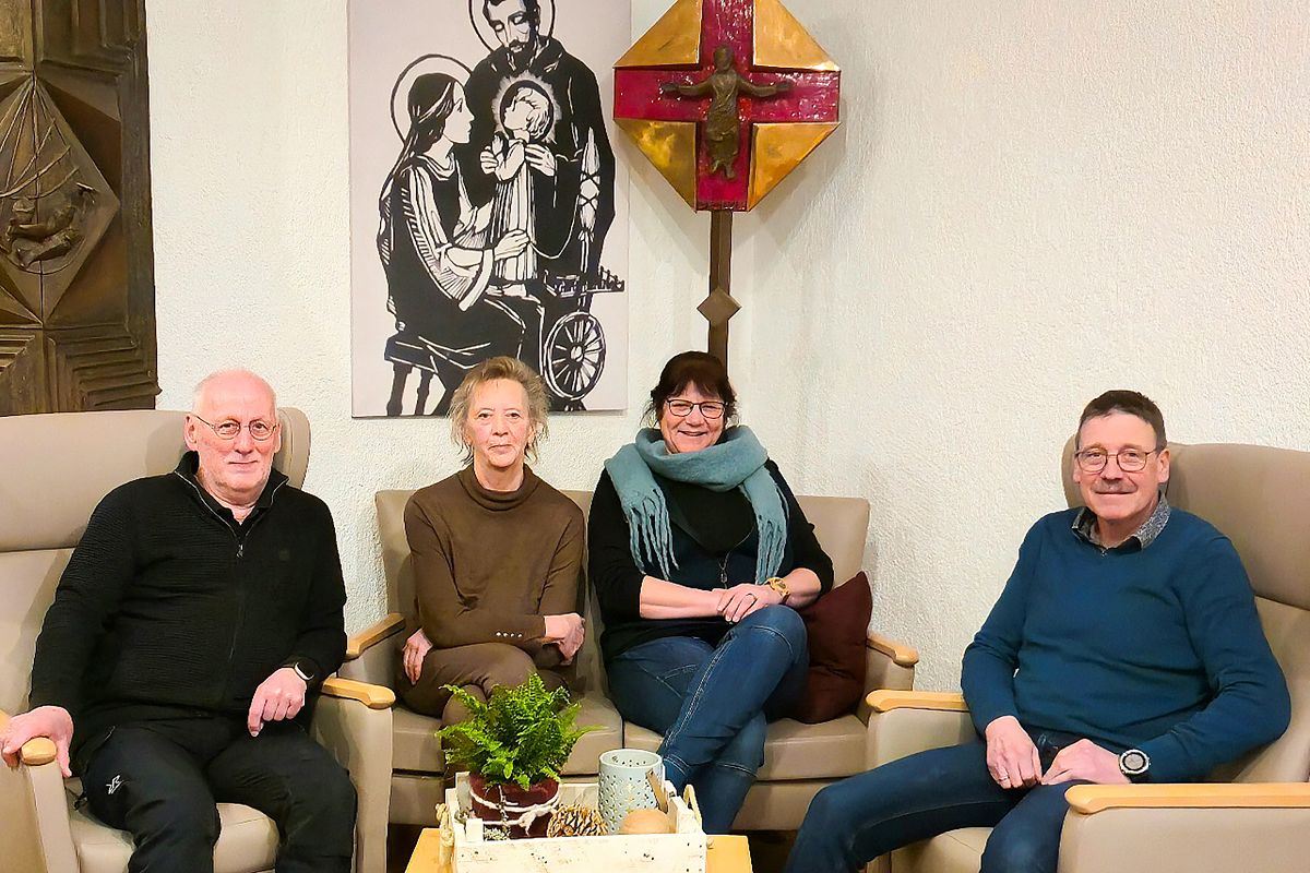 Zur Spenden�bergabe war eine Abordnung der Friesenhagener Krippenbauer-Familien ins Hospiz nach Bruche gekommen. Einrichtungsleiterin Yasmin Brost (2.v.r.) bedankte sich bei ihnen f�r die gro�artige Unterst�tzung. (Foto: Diakonie in S�dwestfalen)