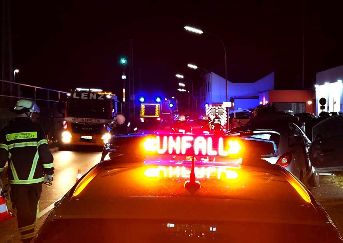 Feuerwehr sichert Unfallstelle auf der B 42 in Leutesdorf