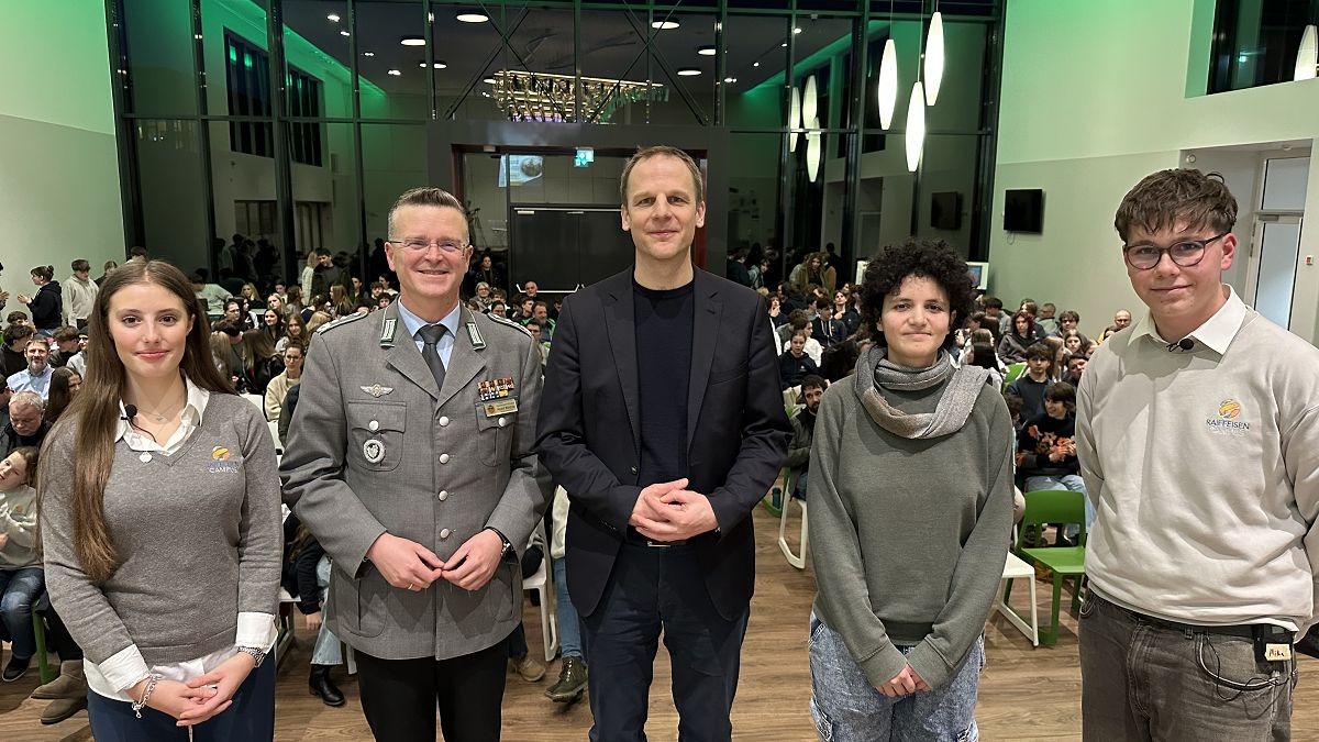 v.l.: Greta Geimer, Oberst Andr� W�stner, Dr. Stephan Kroll, Judith Busse, Mika Hannappel (alle Fotos: Nicole Deinert)