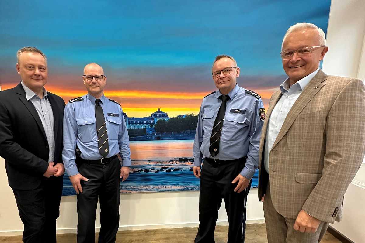 Landrat Achim Hallerbach konnte jetzt mit Frank Boden (2. von links) den neuen Leiter der Polizeiinspektion Stra�enhaus und mit Thorsten H�hn (2. von rechts) den neuen Leiter der Polizeiinspektion Linz kennenlernen. Zum Premieren-Austausch wurde die beiden begleitet von Kriminaldirektor Thorsten Runkel (links). (Foto: Thomas Herschbach)
