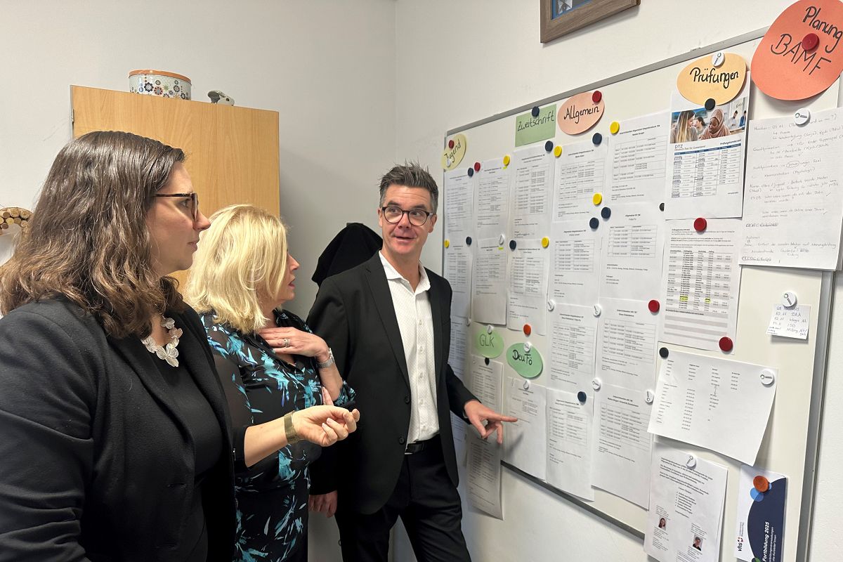 Neuwieds B�rgermeister Peter Jung, vhs-Leiterin Jutta G�nther und Meike Pfeiffer (v.r.n.l.), Programmbereichsleiterin f�r Integration und Deutsch als Fremdsprache bei der vhs, w�nschen sich beim Thema Integrationskurse eine konstruktive Zusammenarbeit von Bund, L�ndern und Kommunen. (Foto: Ulf Steffenfauseweh)