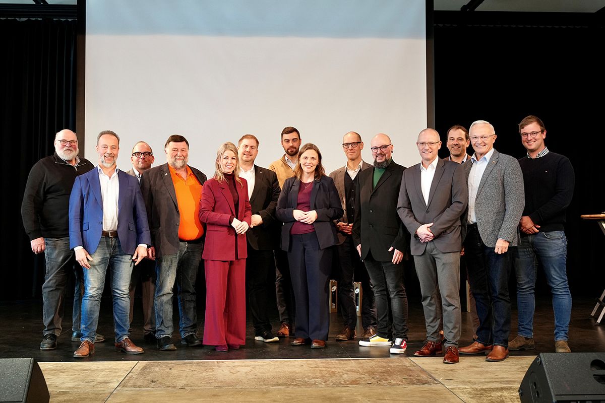 Bekannten sich auf der Lichtmesstagung zur regionalen Landwirtschaft. (v.l.n.r.): Ulrich Schreiber (Kreis-Vorsitzender Bauernverband Neuwied), Dr. Jan Bollinger (AFD), Dominik Ehrenstein (1. Vorsitzende VLF Neuwied), Udo Franz (FWG), Lana Horstmann (SPD), Stefan Thoma (FDP), Rolf Allner (Referent und Gesch�ftsf�hrer Fa. Gobio), Ute Ernst (Gr�ne), Markus Mille (Moderator und Kreis-Gesch�ftsf�hrer Bauernverband), Markus Seemann (Gr�ne),  J�rgen Schmied (CDU), Johannes Maur (Landwirtschaftskammer RLP), Landrat Achim Hallerbach, Jan Schumacher (Gesch�ftsf�hrer VLF Neuwied) (Foto: Martin Boden/Kreisverwaltung Neuwied)