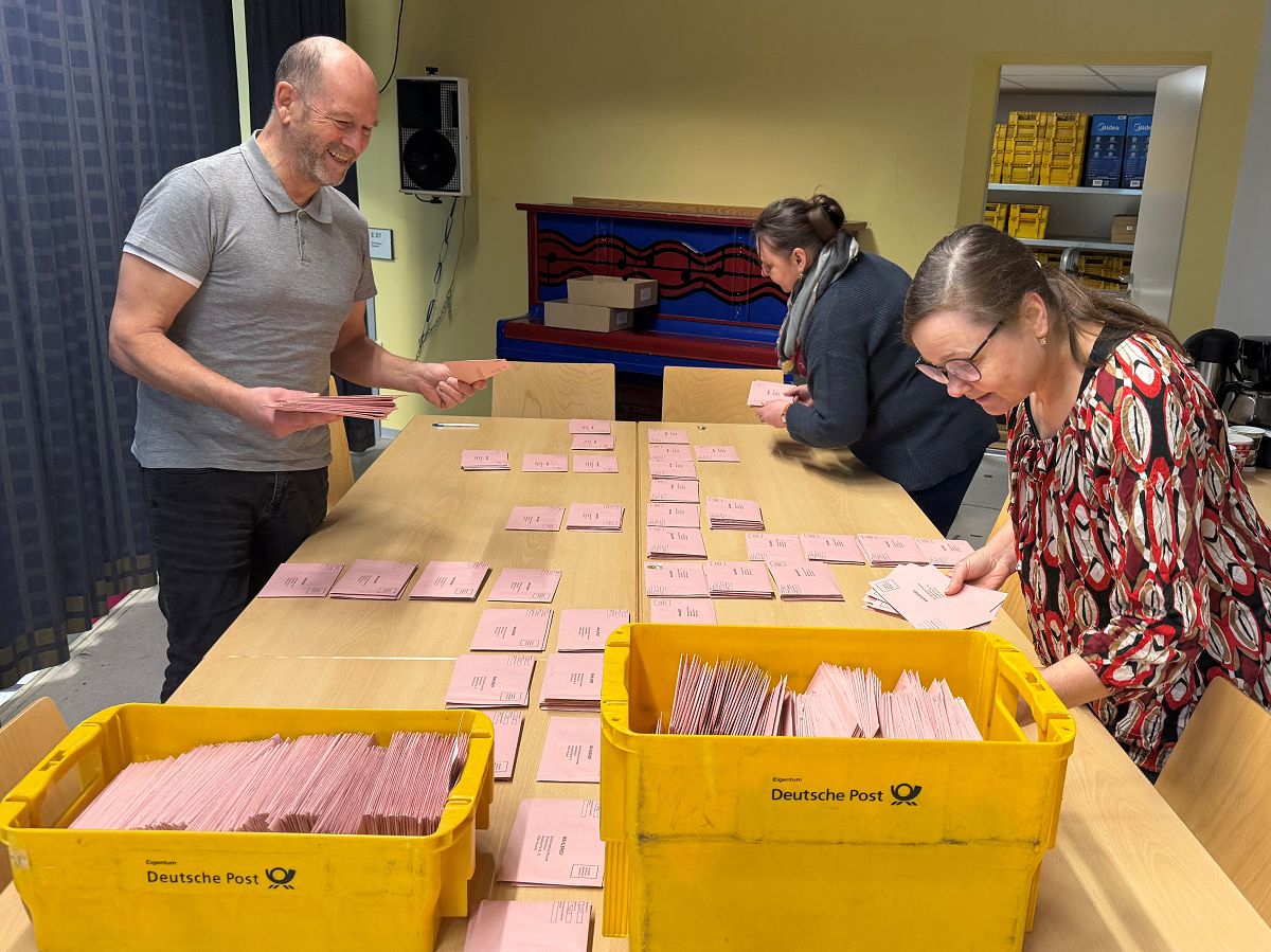 Briefwahlb�roleiter Fred Gro� mit zwei Kolleginnen beim Sortieren der zur�ckgekommenen Wahlunterlagen nach Stimmbezirksnummer. (Foto: Ulf Steffenfauseweh)