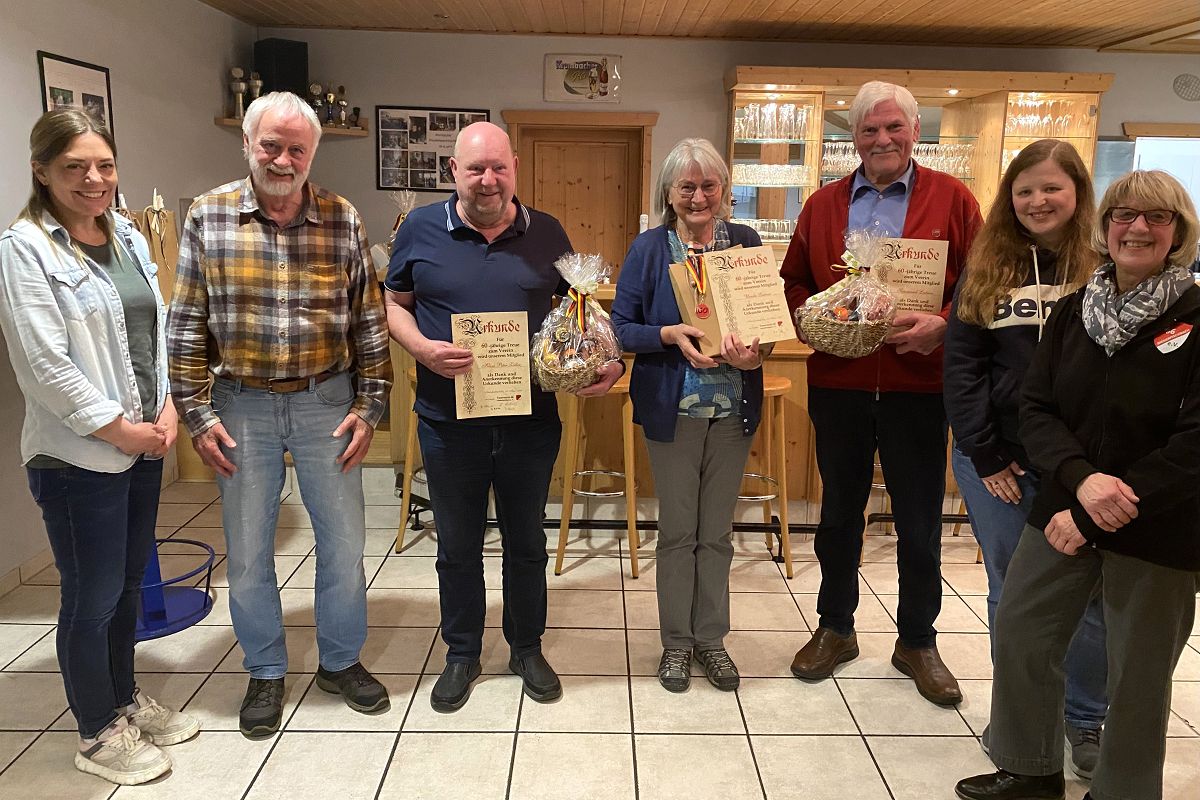 v.l.n.r.: Sandra Helmke, Franz Neuhof, Klaus-Peter Z�ller, Ursula Leitner, Sigismund Leitner Jana Z�ller, 1.Vorsitzende Helga Flender (Foto: Klaus-J�rgen Griese)