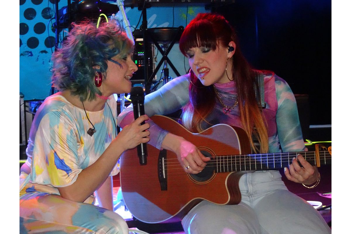 "Charly Klauser" singt gemeinsam mit ihrer Schwester Johanna den Song "F�r immer jung". (alle Fotos: Wolfgang Rabsch)