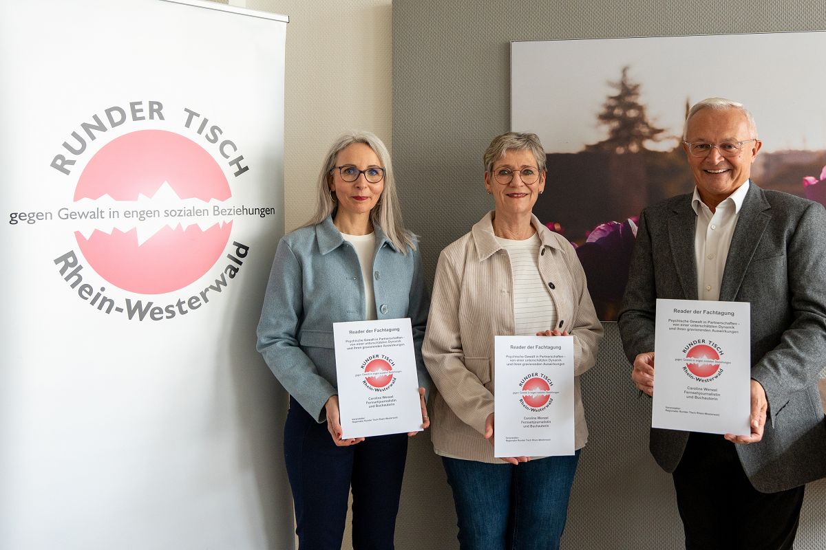 Landrat Achim Hallerbach freute sich, zusammen mit Bianca Westphal (links) und Dagmar Leimpeters den Reader der Fachtagung �Psychische Gewalt in Partnerschaften � von einer untersch�tzten Dynamik und ihren gravierenden Auswirkungen� pr�sentieren zu k�nnen. (Foto: Julia Hinz/ Kreisverwaltung Neuwied)
