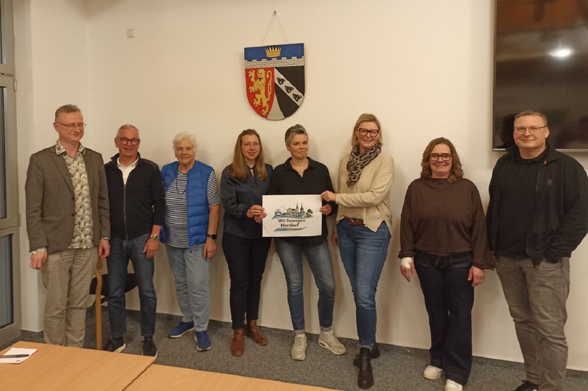 Die Vorstandschaft des neu gegr�ndeten Vereins �Wir bewegen Herdorf� (v.l.n.r.): B�rgermeister Uwe Geisinger, Matthias Euler (Abteilungsleiter �Sch�nes Herdorf�), Linde Br�hl (Abteilungsleiterin �Heimatgewerbe�), Gina Latsch (2. Vorsitzende), Tanja Schlosser (1. Vorsitzende), Melanie Gerhard (Kassiererin), sowie Kassenpr�ferin Sandra Probst und Kassenpr�fer Dirk Eickhoff (Foto: Markus Wagner, Verein �Wir bewegen Herdorf�)