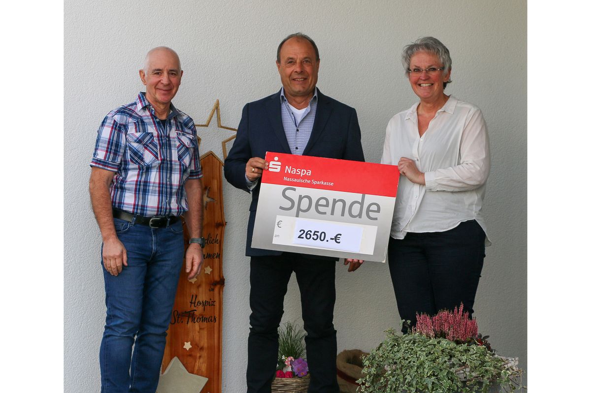 V.l.n.r.: J�rg Greb, Gemeinderatsmitglied und Mitglied des Posaunenchors und Hans-Peter Hebel, Ortsb�rgermeister Freirachdorf zu Besuch im Hospiz St. Thomas bei Einrichtungsleitung Eva-Maria-Hebgen im Hospiz St. Thomas (Foto: KKG)