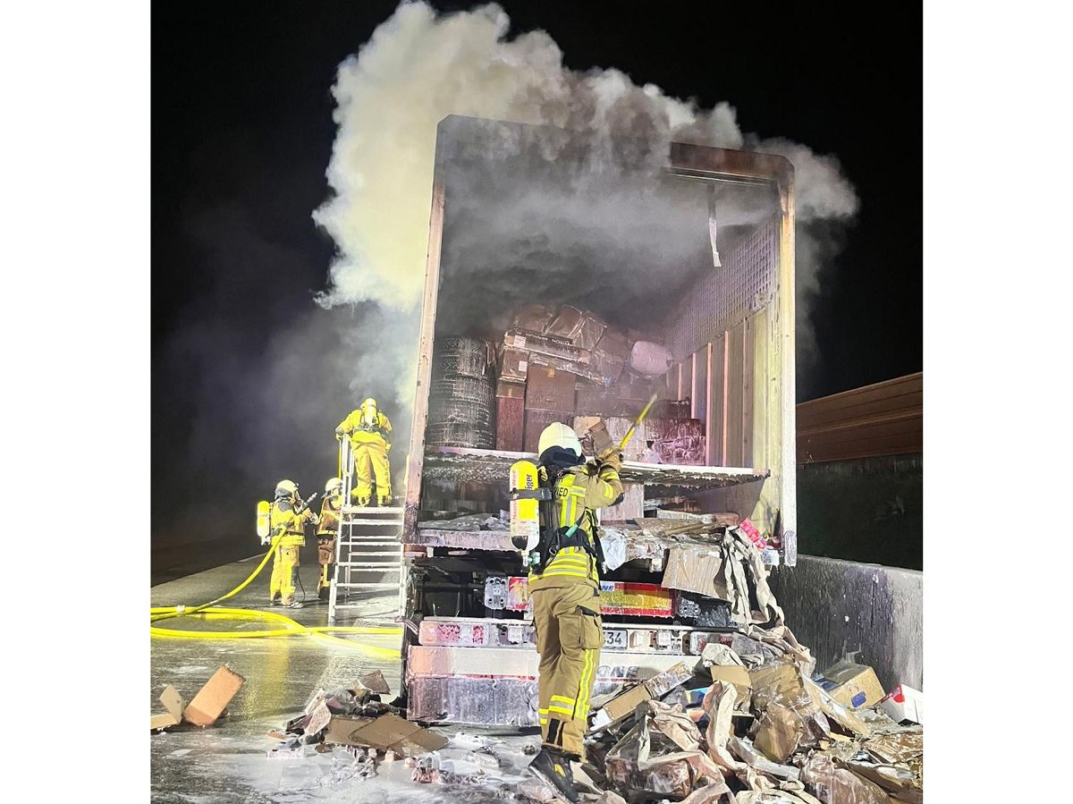 Aufw�ndige L�scharbeiten: Der Anh�nger musste ausger�umt werden. (Foto: Feuerwehr VG Asbach)