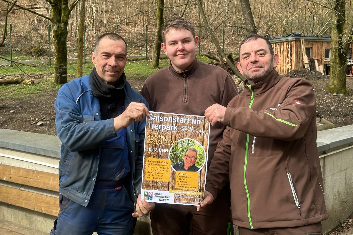 Bei einem Arbeitseinsatz im Tierpark pr�sentieren die Ehrenamtler Udo Ke�ler, Christopher Hochhard und Radu Klein das Veranstaltungsplakat. (Fotoquelle: Gerd Braas)