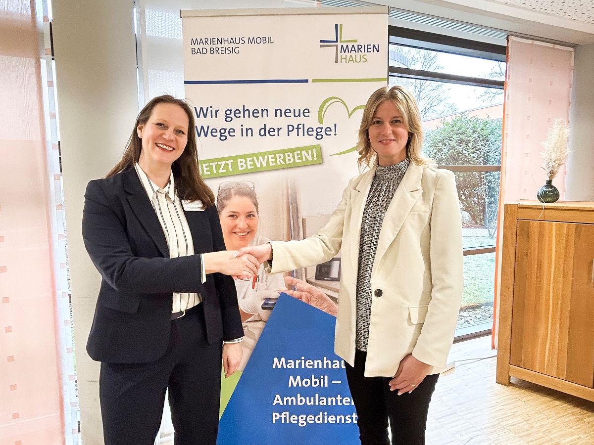 Stefanie Schmidt-Enskat, die Pflegedienstleiterin von Marienhaus Mobil (links) und Jasmin Becker, die Einrichtungsleiterin des Marienhaus Seniorenzentrum Josef-Ecker-Stift Neuwied, freuen sich, dass die ambulanten Leistungen von Marienhaus Mobil nun auch in Neuwied angeboten werden k�nnen. (Foto: Anja Loudovici)