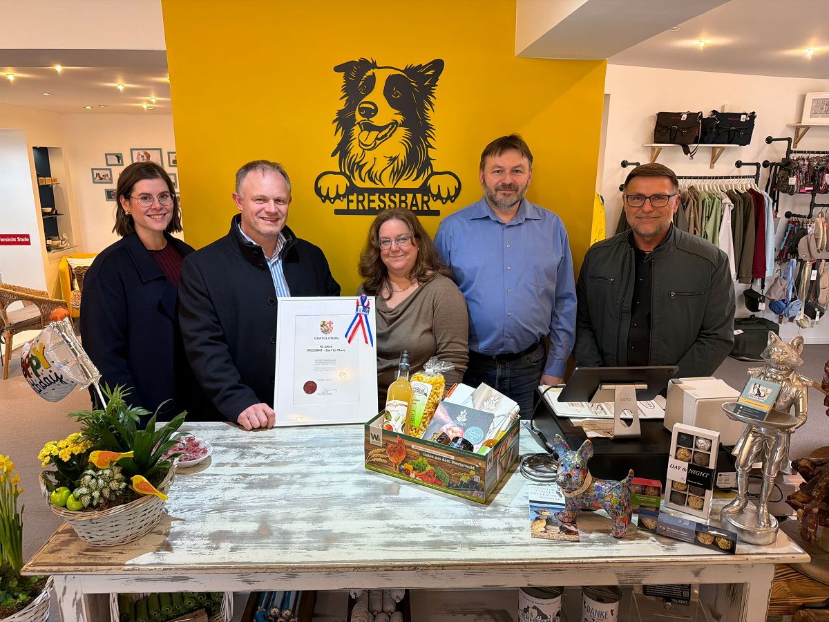 Oberb�rgermeister Jan Einig sowie Neuwieds Wirtschaftsf�rderer Alexandra R�nz und Christoph Engels gratulierten Steffi und Stefan Kugler zum zehnj�hrigen Bestehen ihrer �FRESSBAR � Barf & More� in Heddesdorf. (Foto: Stadt Neuwied/Ulf Steffenfauseweh)