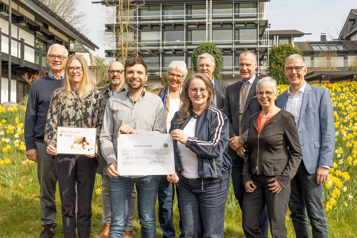 (v.l.n.r.): Erste Reihe - Doris Kohlhas (Lions Club Bad Marienberg), Mario Habrecht (Gesch�ftsf�hrer GfB), Barbara Hombach (Lions Club Bad Marienberg), Silke Schneider (Pr�sidentin Lions Club Bad Marienberg); Zweite Reihe - Georg Huf (Lions Club Bad Marienberg),  Johannes Rattay, Astrid Schellenberger (beide Lions Club Montabaur-Hachenburg), Dr. Wolfgang Renz (Pr�sident Lions Club Montabaur-Hachenburg), Andreas D�ngen (Lions Club Altenkirchen), J�rg R�ttgen (Lions Club Westerwald) (Foto: Natalie Gro�/HUF Haus) 
