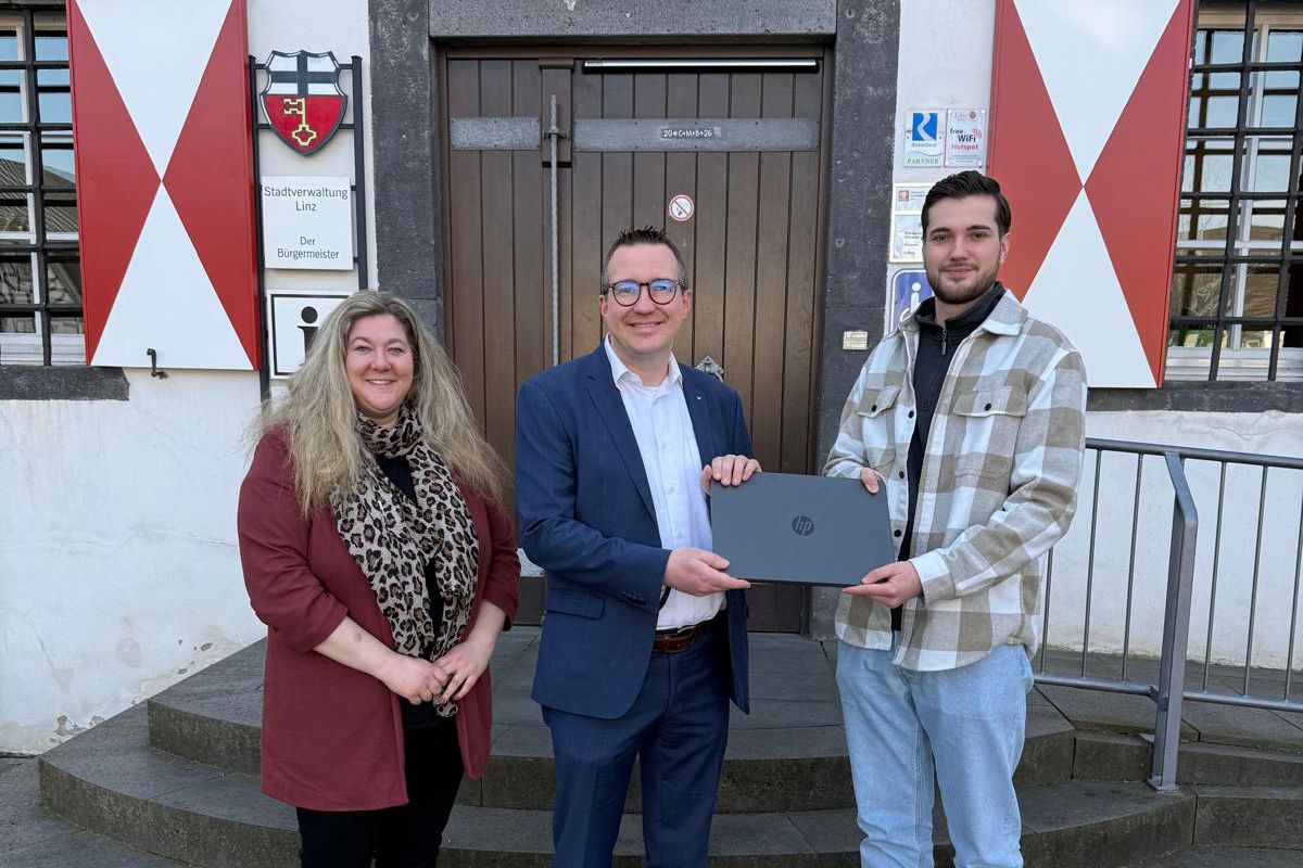 v.l.n.r: Andrea Nantke (Standortleitung Kath. Familienbildungsst�tte/Haus der Familie Linz), Benjamin Christen (Leitung VR Bank RheinAhrEifel eG, Filiale Linz), Johannes Diedenhofen (Fotoquelle: Familienbildungsst�tte/Haus der Familie Linz)