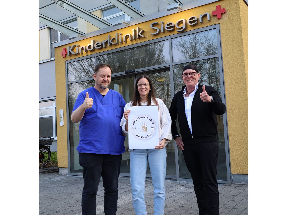 v.l.: Freuen sich stellvertretend f�r alle Mitarbeitenden �ber die erneute Gold-Auszeichnung der �Aktion Saubere H�nde": �rztlicher Direktor und hygienebeauftragter Arzt, Markus Pingel, Hygienefachkraft Luisa Dickhaut und Klinikgesch�ftsf�hrer Fred Josef Pfeiffer von der DRK-Kinderklinik Siegen. (Foto: DRK-Kinderklinik Siegen gGmbH)