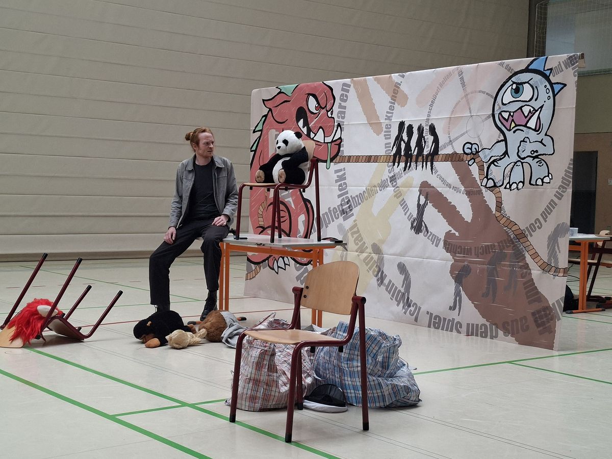 Pr�ventionstheater gegen Rassismus: "Wir waren mal Freunde" an vier Schulen