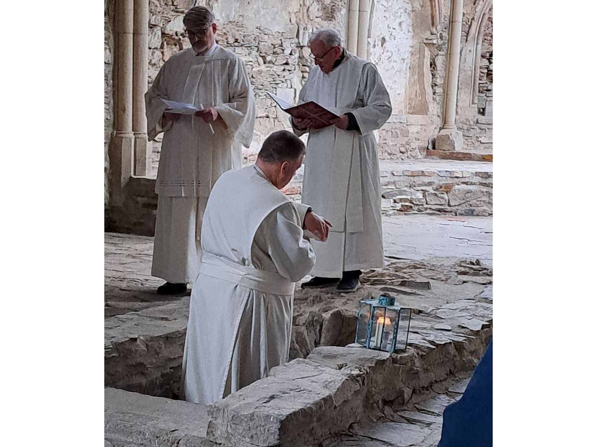 Die Grablegung am Karfreitag ist eine alte Tradition in der ehemaligen Abtei Rommersdorf, die auf Trierer Bistumsbrauch zur�ckgeht. (Foto: Pr�monstratenser)
