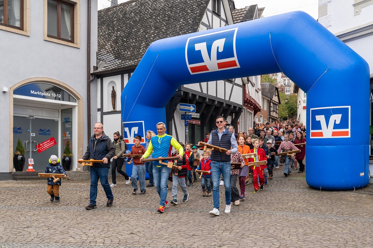 In Linz am Rhein fand wieder der �Klapperlauf� statt  � ein organisiertes Gemeinschaftserlebnis, bei dem zahlreiche Teilnehmer mehrmals t�glich durch die Stadt ziehen und "klappern", begleitet und gef�rdert durch die VR Bank RheinAhrEifel eG. (Foto: Jan-Erik Burkard/VR Bank RheinAhrEifel eG)