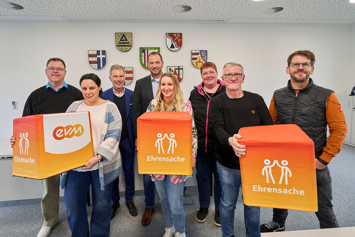 Norbert Rausch von der evm �bergibt den Spendenbetrag gemeinsam mit B�rgermeister Manuel Seiler an die Vertreterinnen und Vertreter der der Freundes- und F�rdervereine. (Foto: evm/Sascha Ditscher)