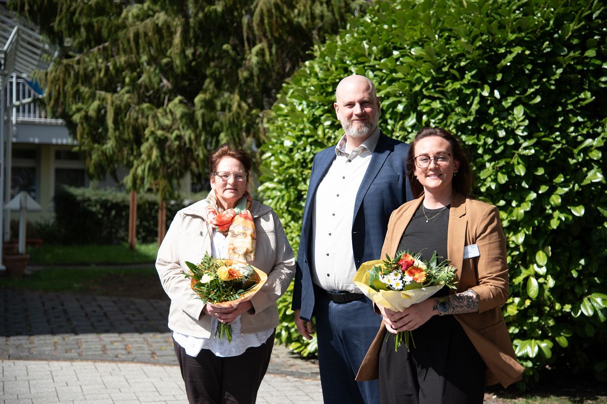 Sebastian Schmeier, Gesch�ftsf�hrer der Marienhaus Senioren-dienste GmbH (Mitte), und Pflegedienstleiterin Lena Zimmermann (rechts) hie�en Kerstin Thul als neue Einrichtungsleiterin des Margaretha-Flesch-Haus in Hausen willkommen. (Foto: Christian Belz)
