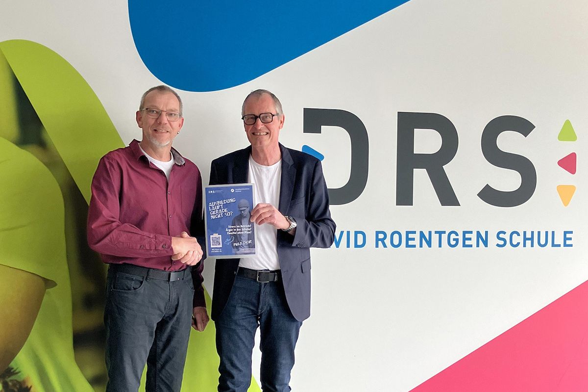 HwK-Ausbildungsberater J�rgen Stein (l.) und Dirk Oswald, Schulleiter der David-Roentgen-Schule in Neuwied, stellten k�rzlich die neuen Plakate f�r Auszubildende vor. Der QR-Code darauf erm�glicht einen direkten Zugang zu den Beratungsangeboten der Handwerkskammer. (Quelle: HwK Koblenz)