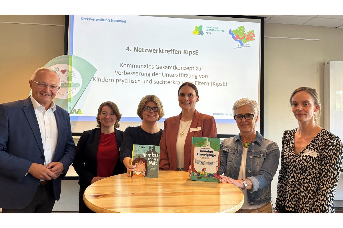 Landrat Achim Hallerbach, KipsE-Koordinatorin Laura Rockenfeller (3. v.r.) und Christina Mehler vom Referat �Sozialer Dienst� der Kreisverwaltung Neuwied (rechts) freuten sich dar�ber, dass mit Frau Prof. Dr. Yvonne Grimmer und Frau Prof. Dr. Anne Koopmann (2. und 3. v.l.) vom Zentralinstitut f�r Seelische Gesundheit (ZI) Mannheim sowie Elisabeth Schmutz (2.v.r.) vom Institut f�r sozialp�dagogische Forschung Mainz kompetente G�ste f�r die 4. Netzwerkkonferenz gewonnen werden konnten. (Foto: Thomas Herschbach)