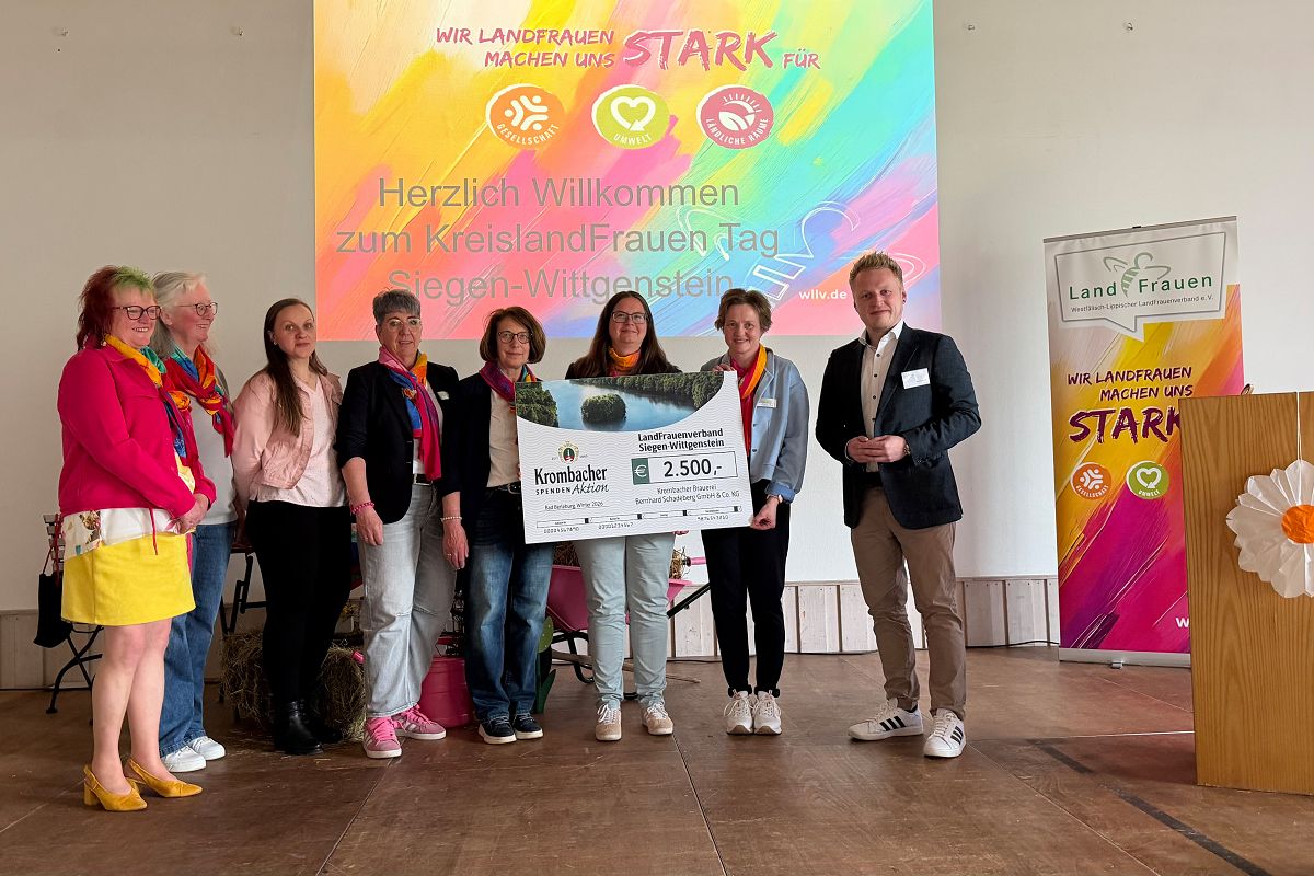 Bei der symbolischen Spendenscheck�bergabe (v.l.): Ellen Hillmann, Karola K�the, Mandy Weber, Ute Sch�fer, Dorothea Freischlader, Anna Knoche, Melanie Fuch & Joshua Grund (Gebietsverkaufsleiter Krombacher). (Foto: Krombacher Brauerei Bernhard Schadeberg GmbH & Co. KG)