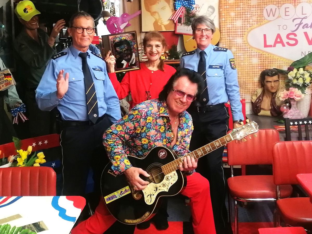 v.l.: KHK Fiebranz, Irma Stanton, KHKin Hoppen, vorne Jonny Winters (alle Fotos: Irma Stanton)